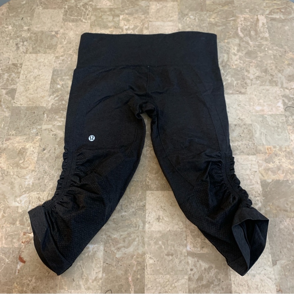 Lululemon in the Flow II Crop Charcoal Grey Leggings Cropped Pants Gray Size 6!